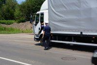 policjant kontroluje samochód ciężarowy