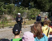 Dzieci odwiedzające policyjną stajnię