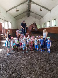 Wizyta przedszkolaków na posterunku konnym