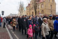 Święto Niepodległości w Chorzowie - uczestnicy w trakcie przemarszu ulicami Chorzowa na Plac Powstańca Śląskiego