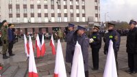 oddanie honoru przez Komendanta Miejskiego i komendanta Komisariatu Policji II w Chorzowie