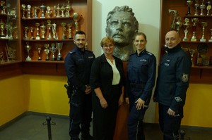 Zdjęcie przedstawia policjantów - absolwentów II Liceum Ogólnokształcącego oraz Panią Dyrektor
