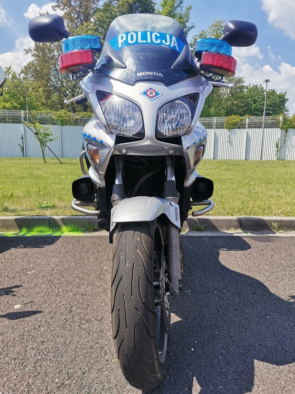 Zdjęcie przedstawia policyjny motocykl