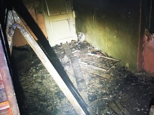 Zdjęcie przedstawia spalone mieszkanie