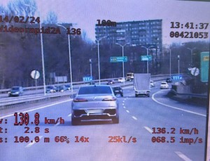 Zdjęcie przedstawia pomiar prędkości z wideorejestratora
